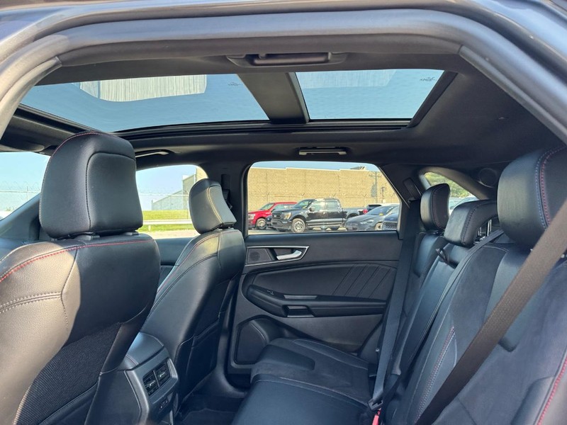 Ford Edge Vehicle Full-screen Gallery Image 13