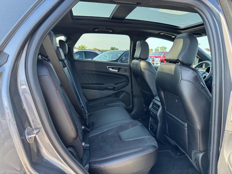 Ford Edge Vehicle Full-screen Gallery Image 14
