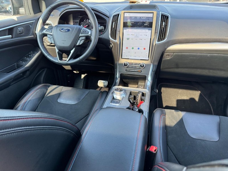 Ford Edge Vehicle Full-screen Gallery Image 16