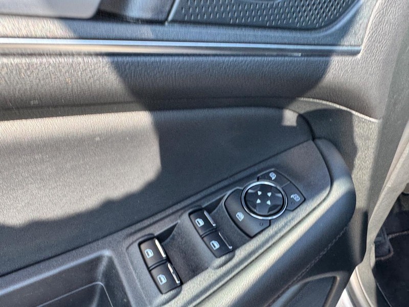 Ford Edge Vehicle Full-screen Gallery Image 19