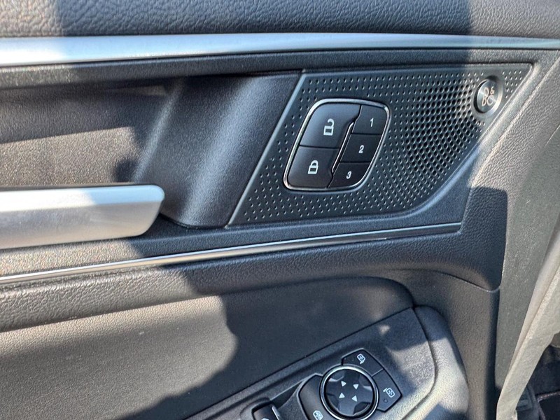 Ford Edge Vehicle Full-screen Gallery Image 20