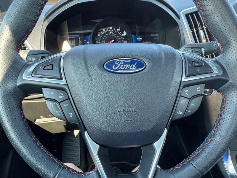 Ford Edge Vehicle Full-screen Gallery Image 21
