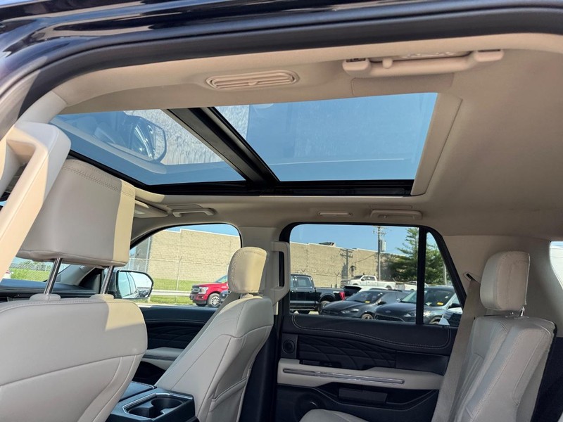 Ford Expedition Vehicle Full-screen Gallery Image 13