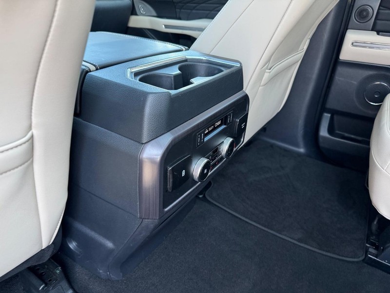 Ford Expedition Vehicle Full-screen Gallery Image 14