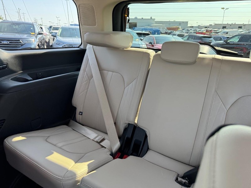 Ford Expedition Vehicle Full-screen Gallery Image 15
