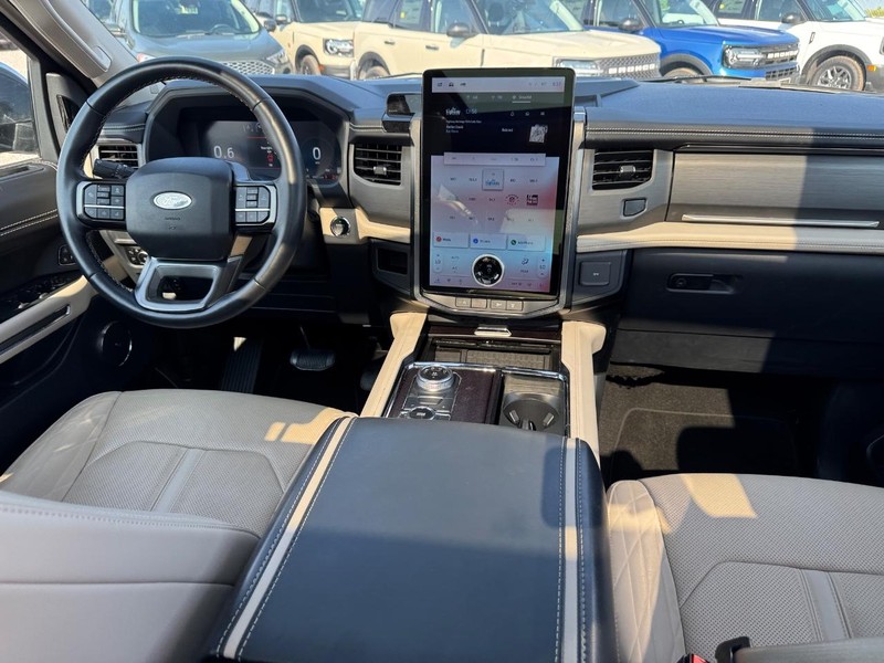 Ford Expedition Vehicle Full-screen Gallery Image 18