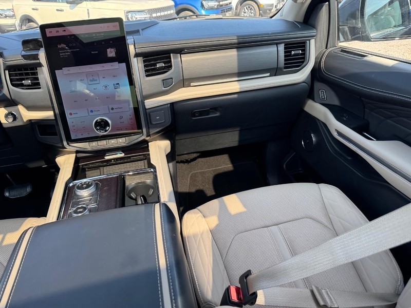 Ford Expedition Vehicle Full-screen Gallery Image 19