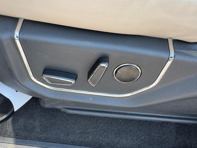 Ford Expedition Vehicle Full-screen Gallery Image 20