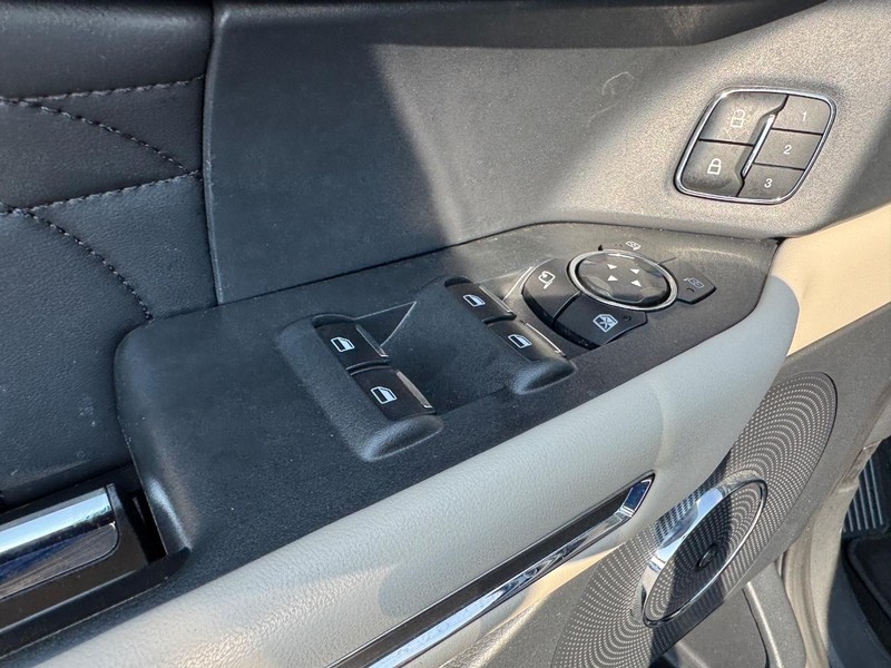 Ford Expedition Vehicle Full-screen Gallery Image 21
