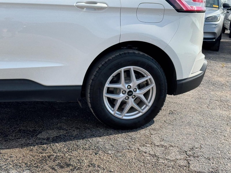 Ford Edge Vehicle Full-screen Gallery Image 12