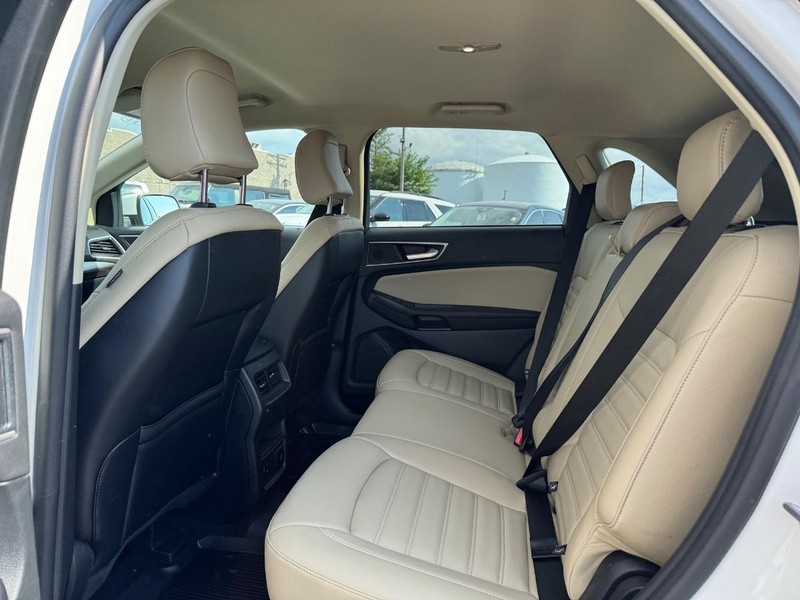 Ford Edge Vehicle Full-screen Gallery Image 13