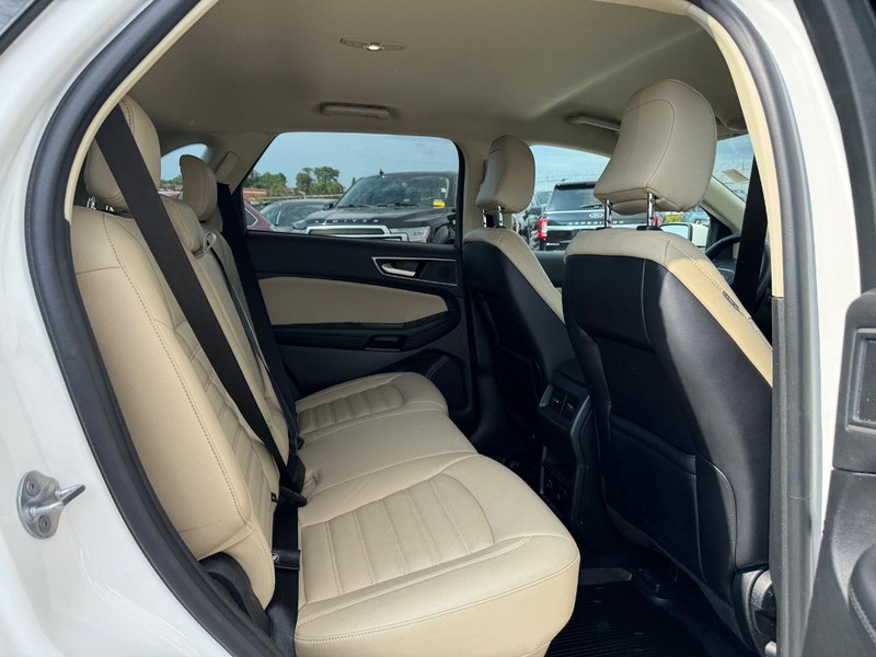 Ford Edge Vehicle Full-screen Gallery Image 14