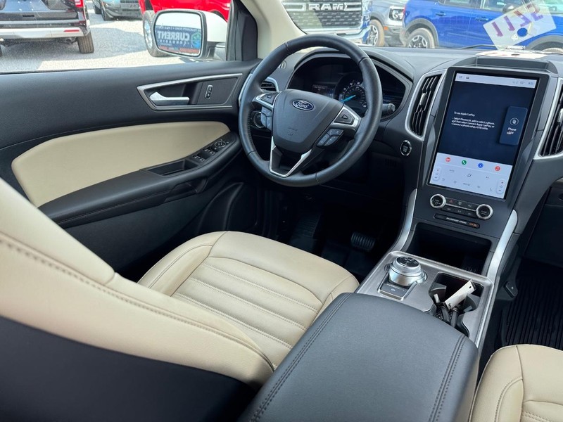 Ford Edge Vehicle Full-screen Gallery Image 15