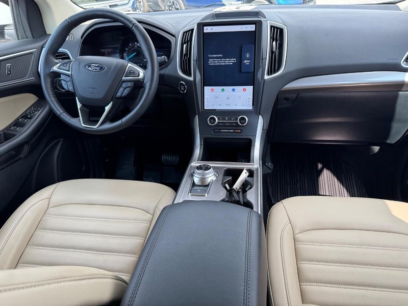 Ford Edge Vehicle Full-screen Gallery Image 16
