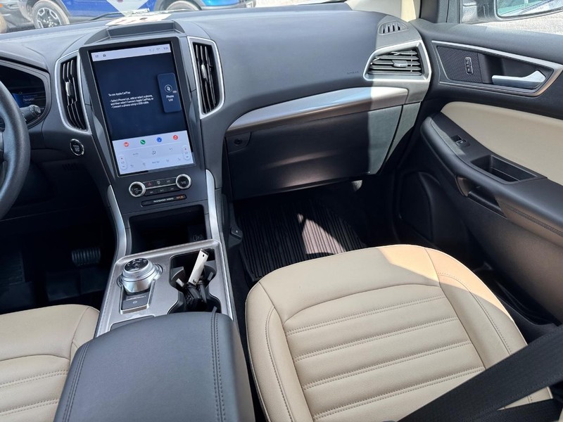 Ford Edge Vehicle Full-screen Gallery Image 17