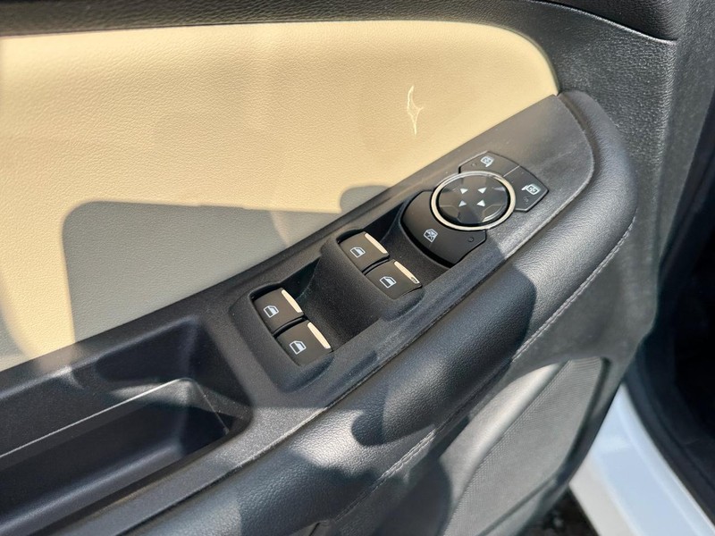 Ford Edge Vehicle Full-screen Gallery Image 19