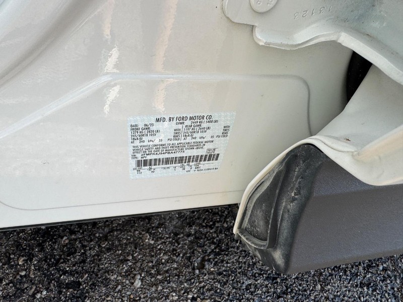 Ford Edge Vehicle Full-screen Gallery Image 25