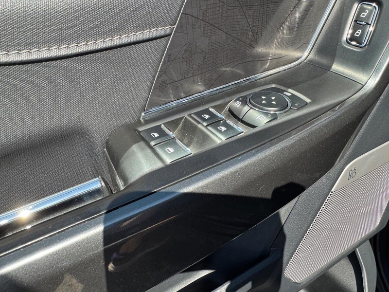 Ford F-150 Vehicle Full-screen Gallery Image 18