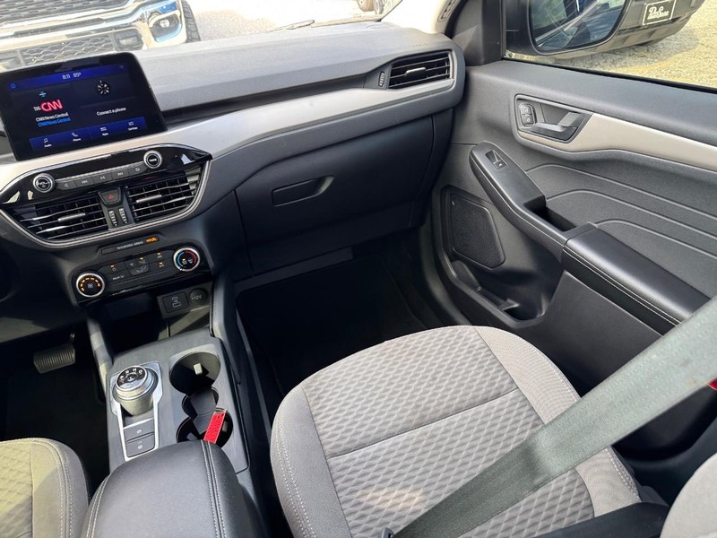 Ford Escape Vehicle Full-screen Gallery Image 16