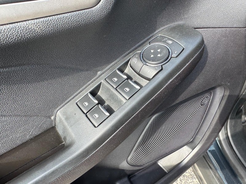 Ford Escape Vehicle Full-screen Gallery Image 18