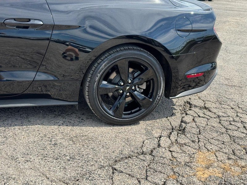 Ford Mustang Vehicle Full-screen Gallery Image 11
