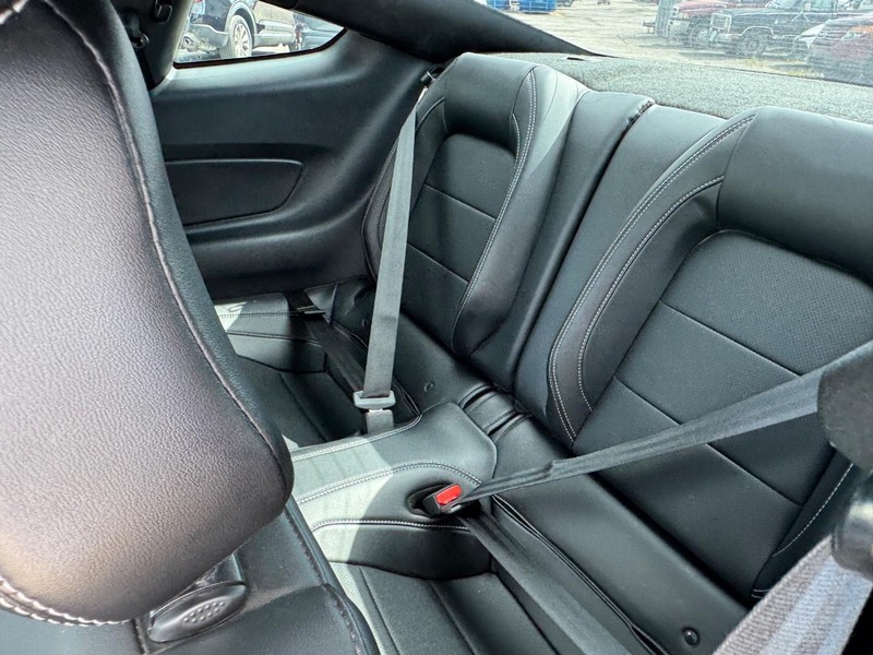 Ford Mustang Vehicle Full-screen Gallery Image 12