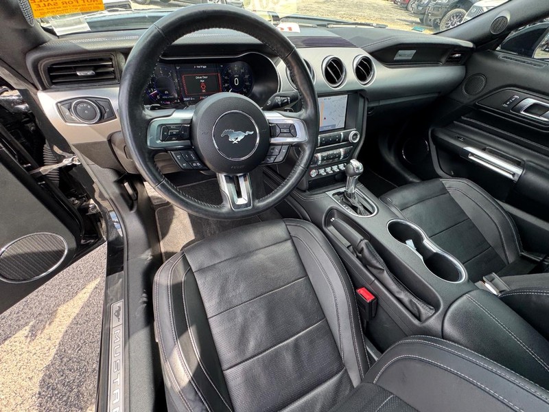 Ford Mustang Vehicle Full-screen Gallery Image 14
