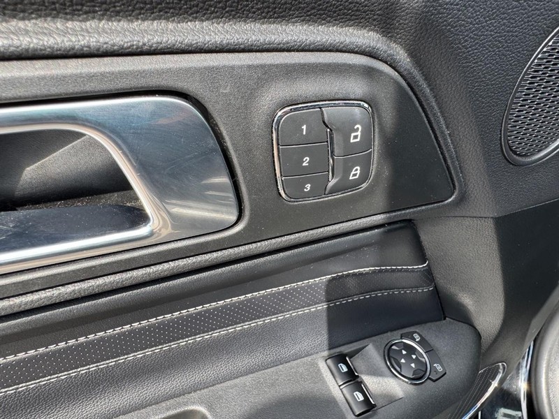 Ford Mustang Vehicle Full-screen Gallery Image 16