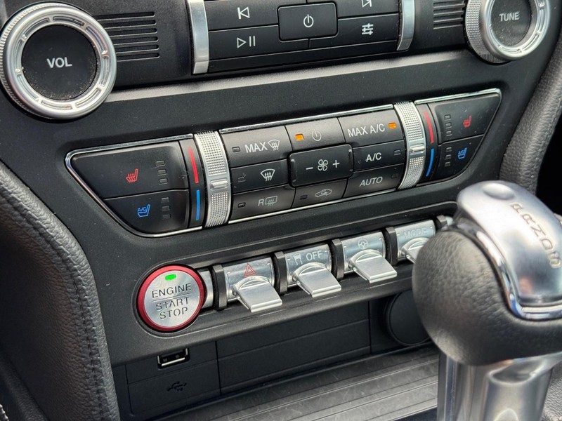 Ford Mustang Vehicle Full-screen Gallery Image 23