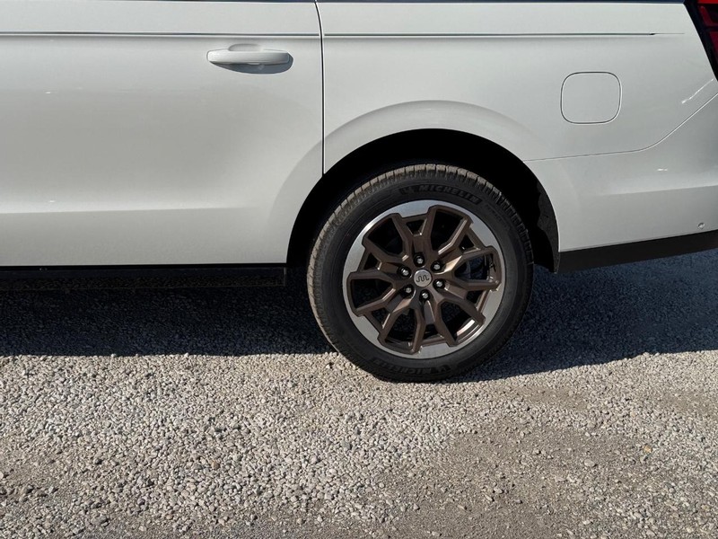 Ford Expedition Max Vehicle Full-screen Gallery Image 11