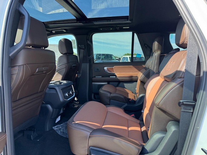 Ford Expedition Max Vehicle Full-screen Gallery Image 12