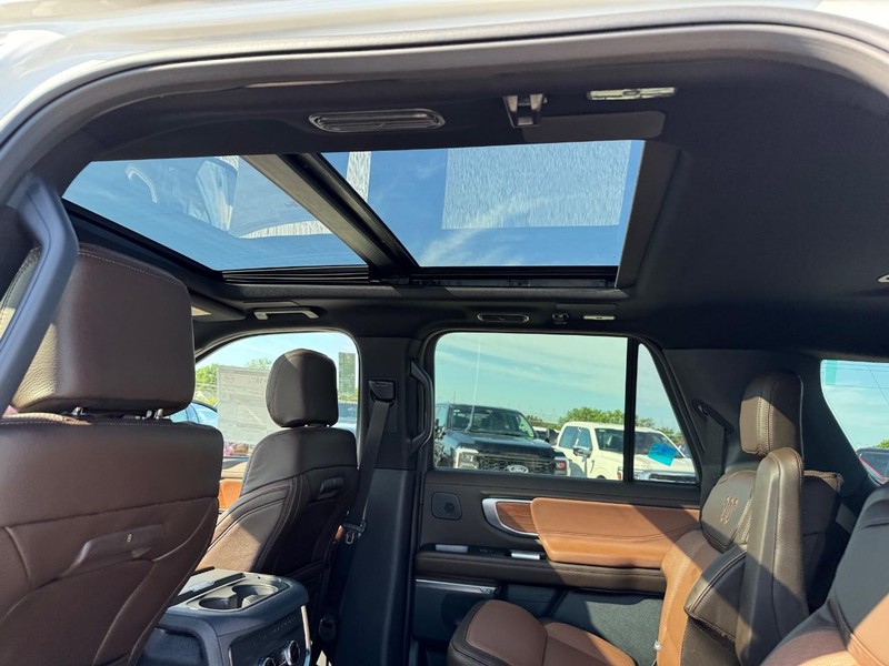 Ford Expedition Max Vehicle Full-screen Gallery Image 13