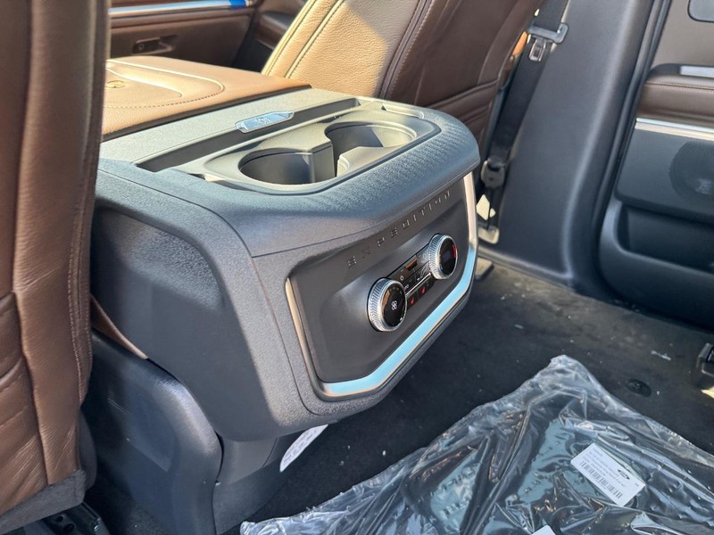 Ford Expedition Max Vehicle Full-screen Gallery Image 14