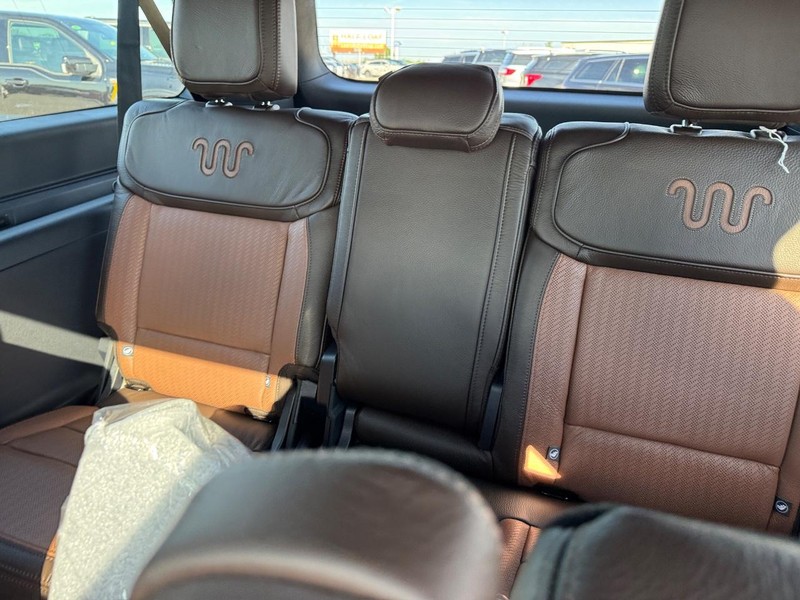 Ford Expedition Max Vehicle Full-screen Gallery Image 15