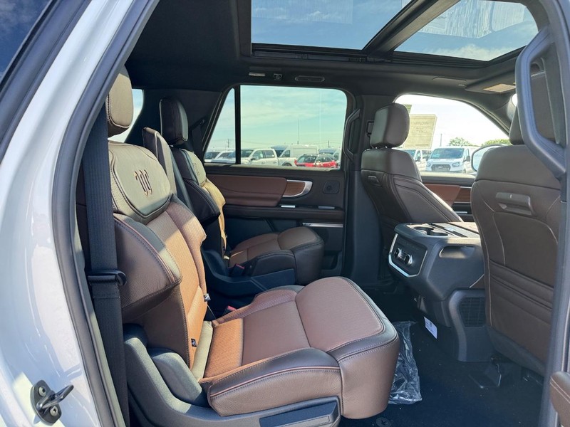 Ford Expedition Max Vehicle Full-screen Gallery Image 16