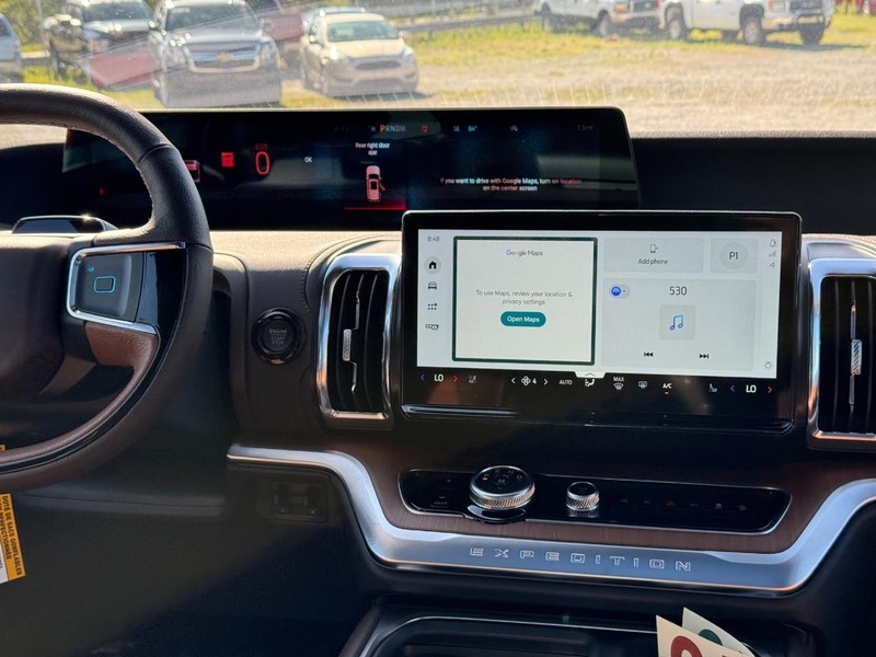 Ford Expedition Max Vehicle Full-screen Gallery Image 19