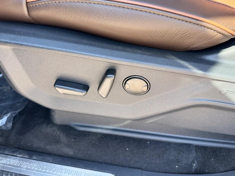 Ford Expedition Max Vehicle Full-screen Gallery Image 21