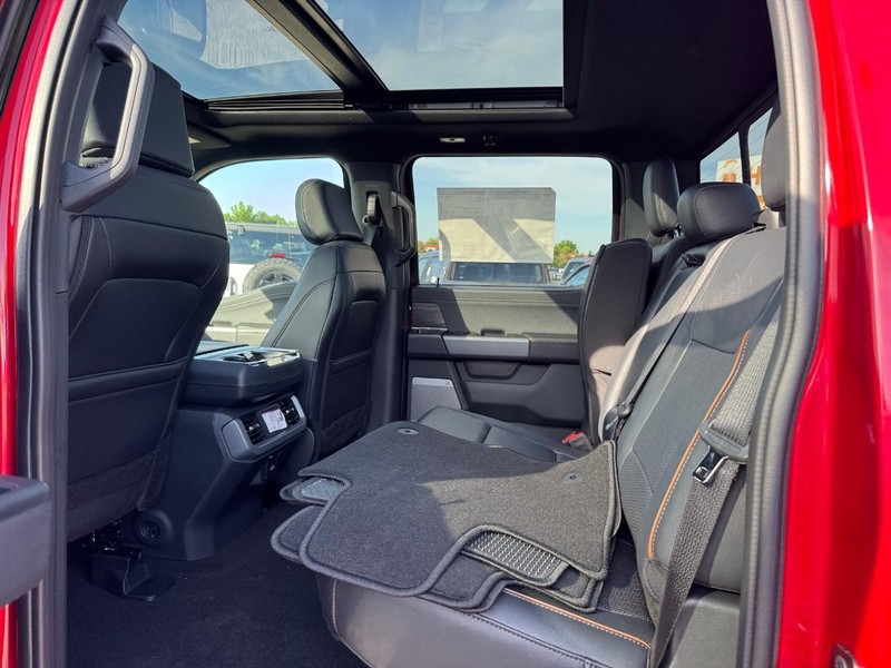 Ford F-150 Vehicle Full-screen Gallery Image 12