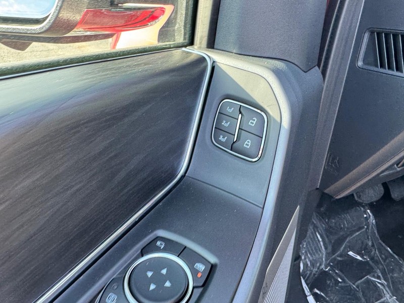 Ford F-150 Vehicle Full-screen Gallery Image 21