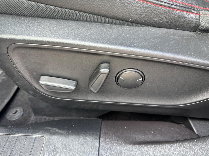 Ford Escape Vehicle Full-screen Gallery Image 18