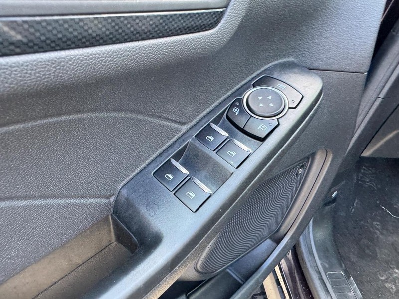 Ford Escape Vehicle Full-screen Gallery Image 19