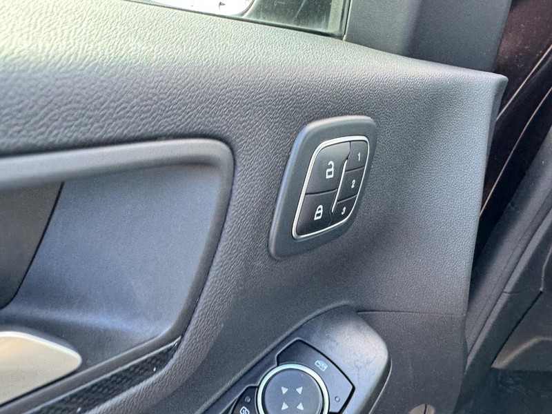 Ford Escape Vehicle Full-screen Gallery Image 20