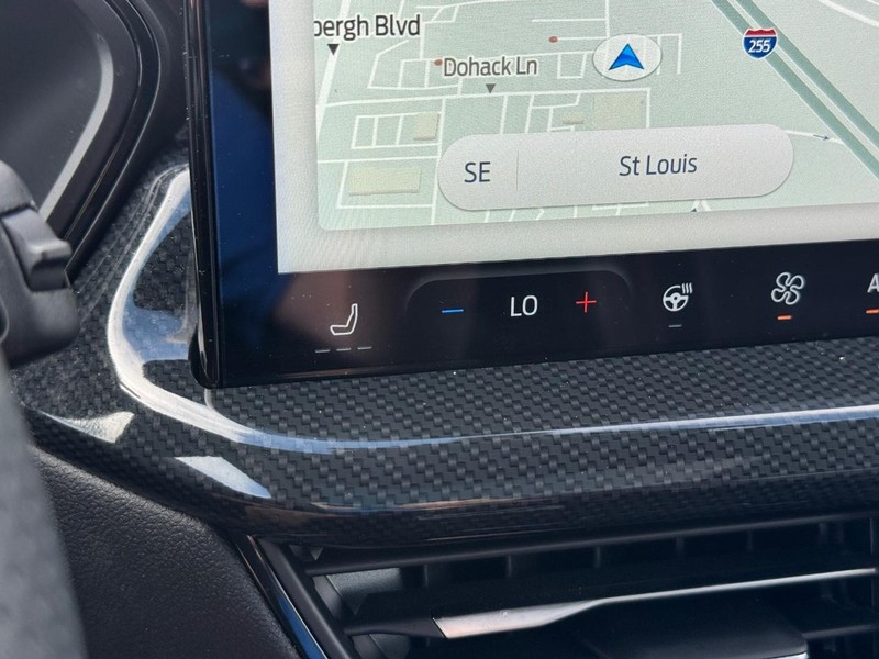 Ford Escape Vehicle Full-screen Gallery Image 25