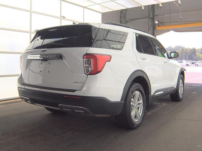 Ford Explorer Vehicle Full-screen Gallery Image 02