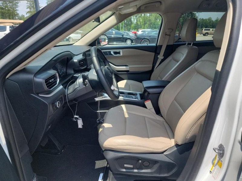 Ford Explorer Vehicle Full-screen Gallery Image 04