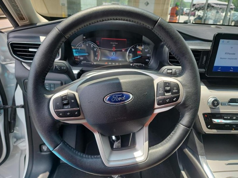 Ford Explorer Vehicle Full-screen Gallery Image 05