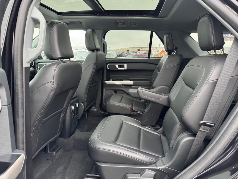 Ford Explorer Vehicle Full-screen Gallery Image 12