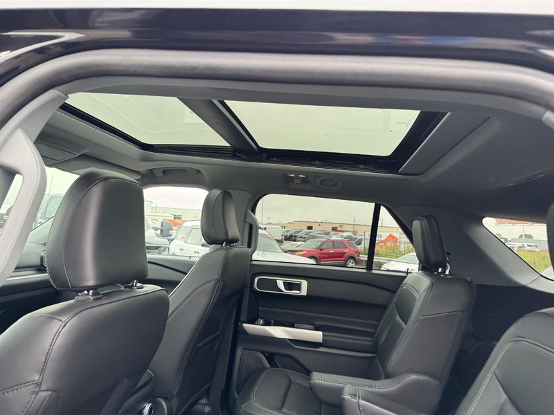 Ford Explorer Vehicle Full-screen Gallery Image 13