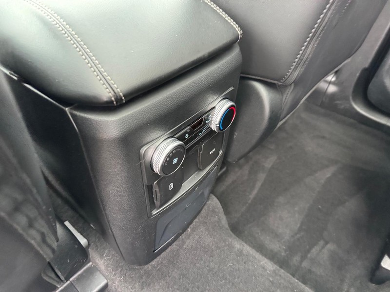 Ford Explorer Vehicle Full-screen Gallery Image 14
