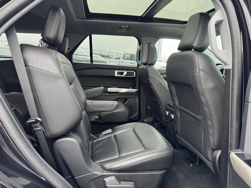 Ford Explorer Vehicle Full-screen Gallery Image 15